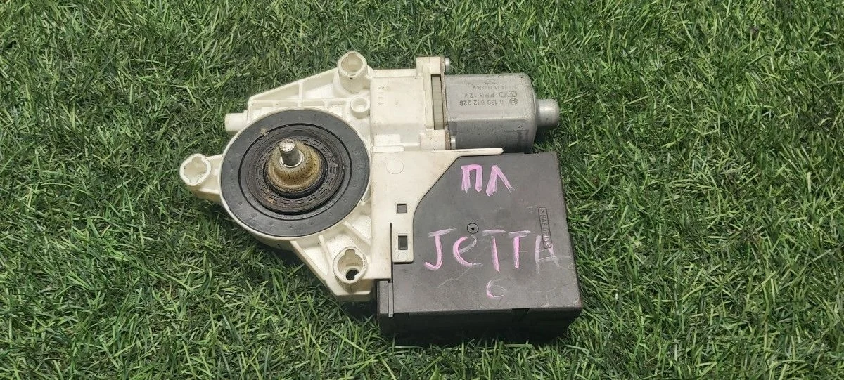 Передний левый моторчик стеклоподъемника Jetta 6