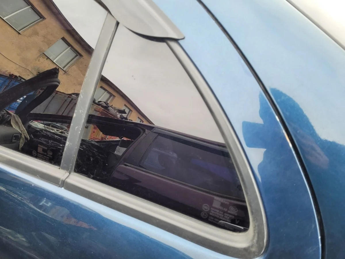 Форточка двери задней левой на Nissan Almera B10
