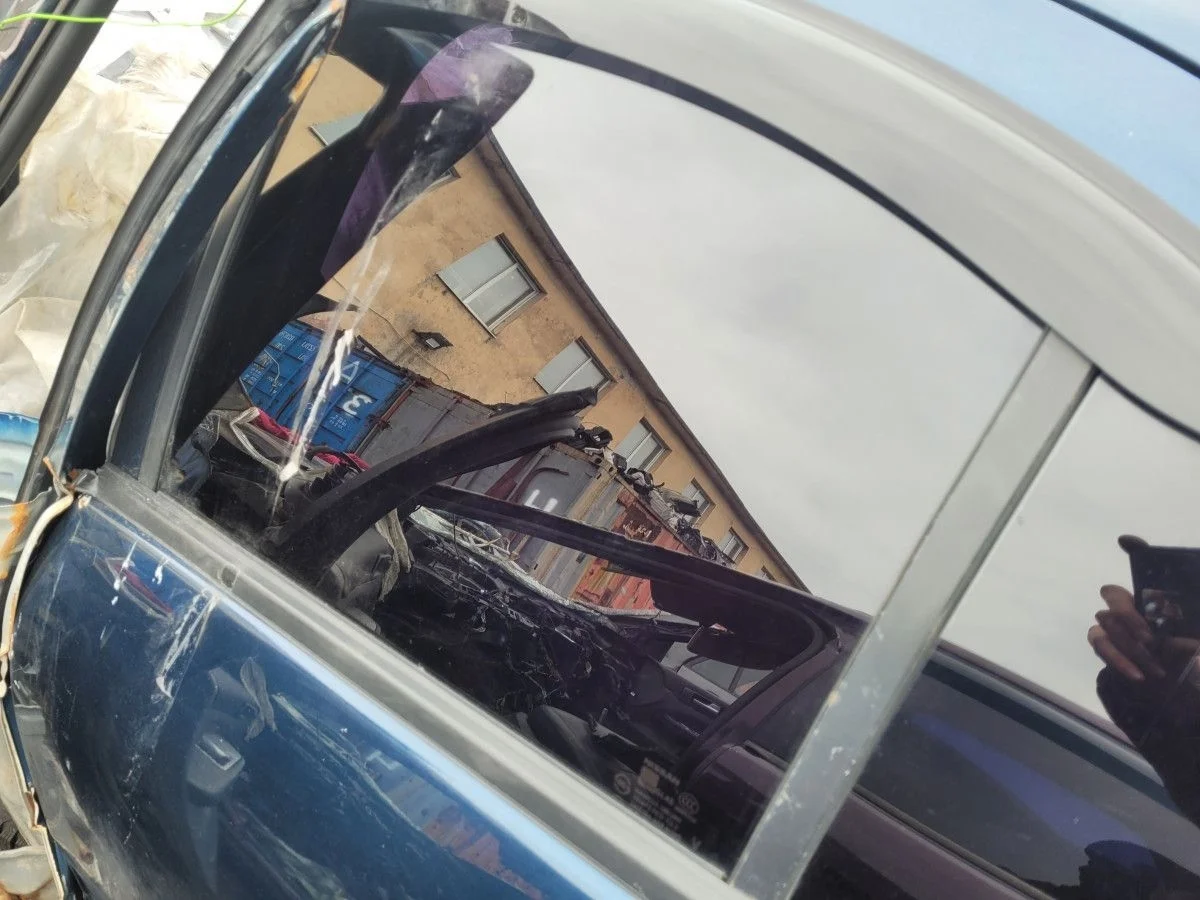 Стекло двери задней левой на Nissan Almera B10