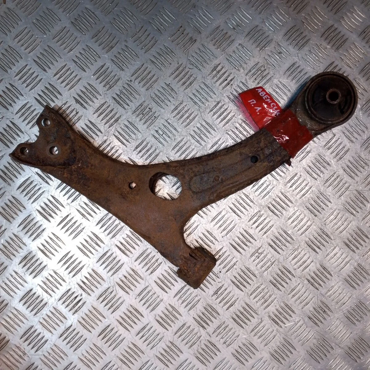 Рычаг передний левый Toyota Avensis II