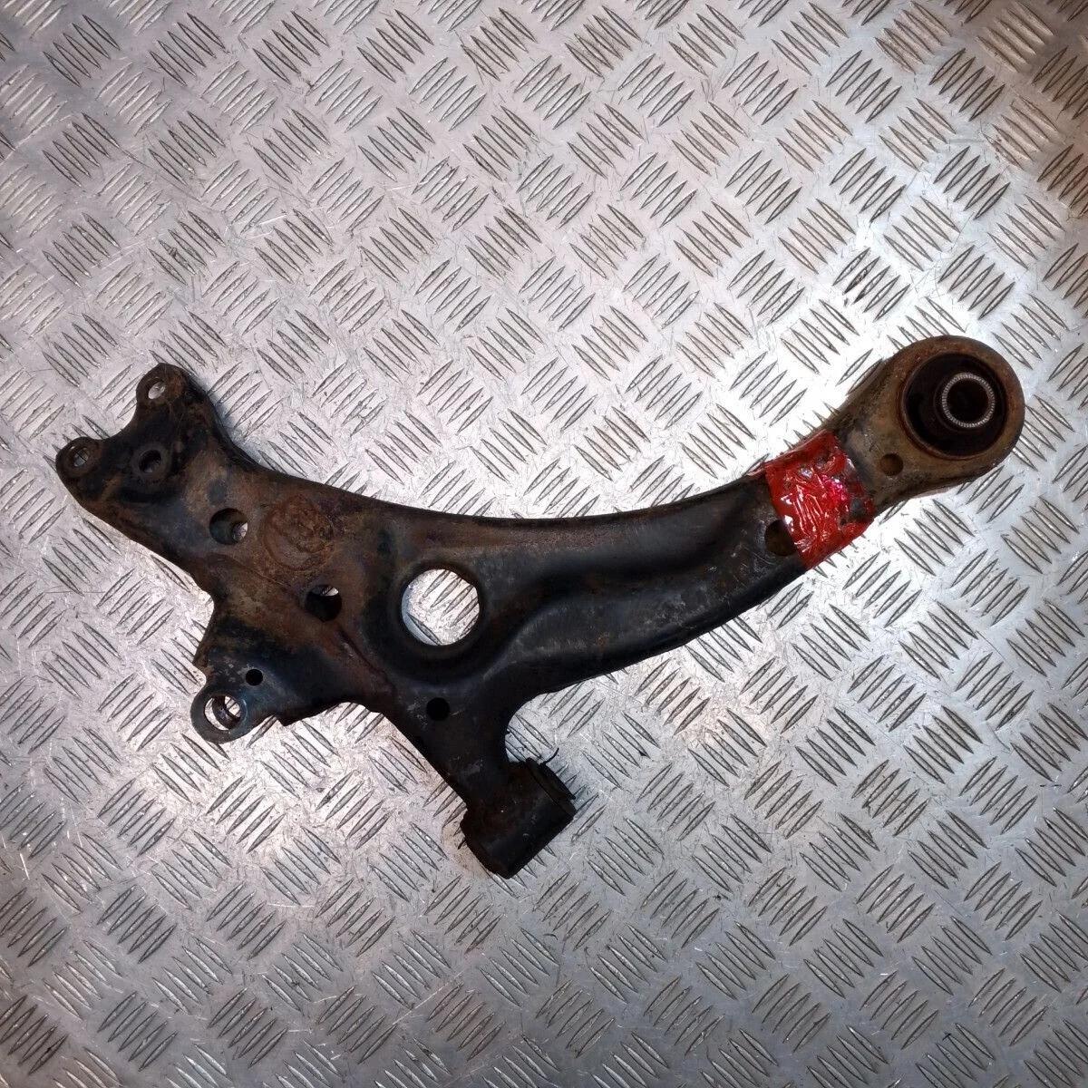 Рычаг передний правый Toyota Avensis I