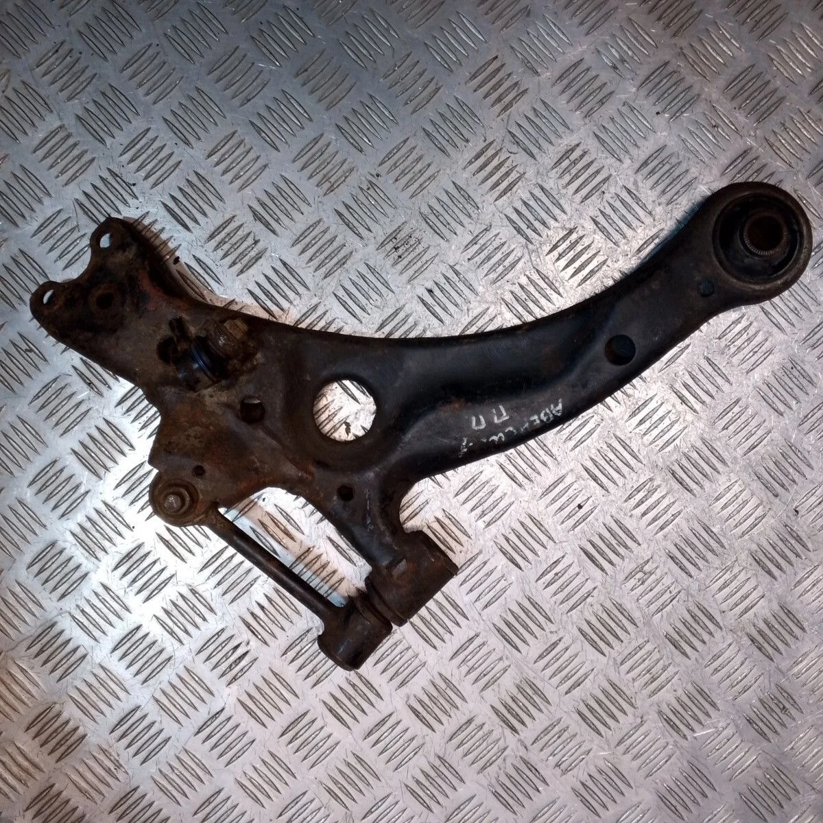 Рычаг передний правый Toyota Avensis I