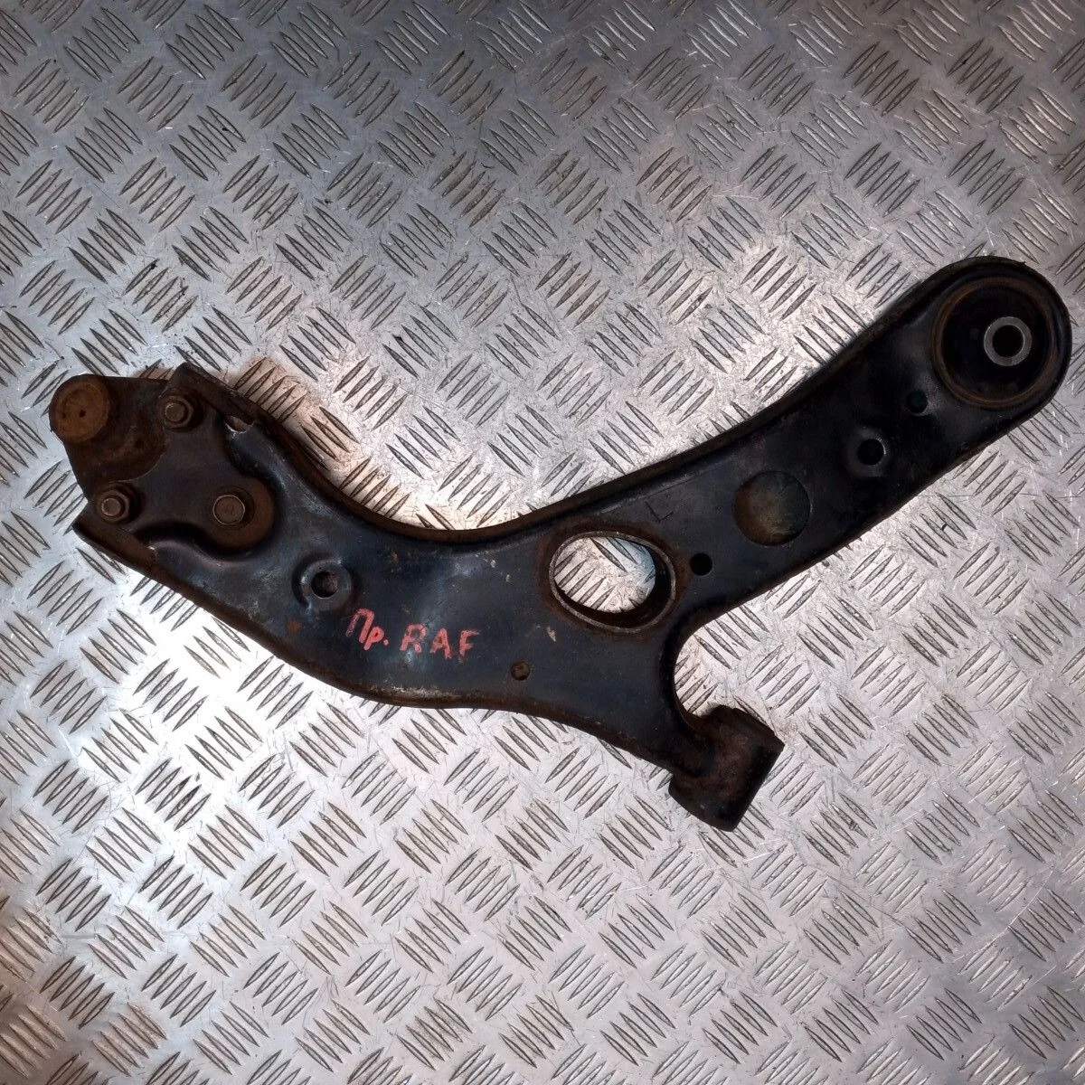 Рычаг передний правый Toyota RAV4