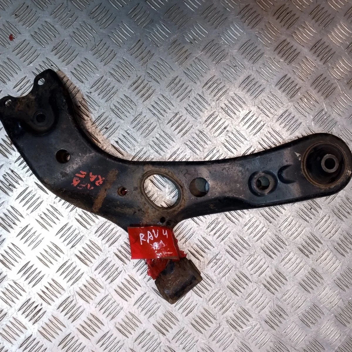 Рычаг передний левый Toyota RAV4