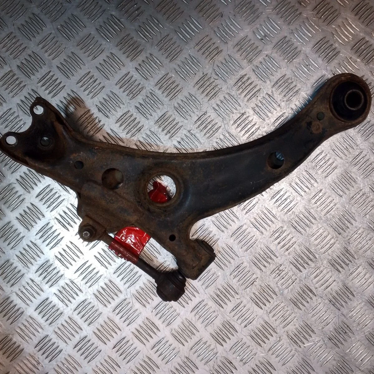 Рычаг передний левый Toyota Avensis I