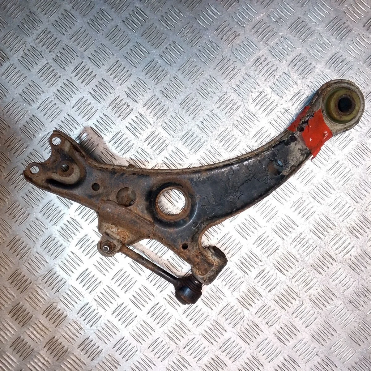 Рычаг передний левый Toyota Avensis I