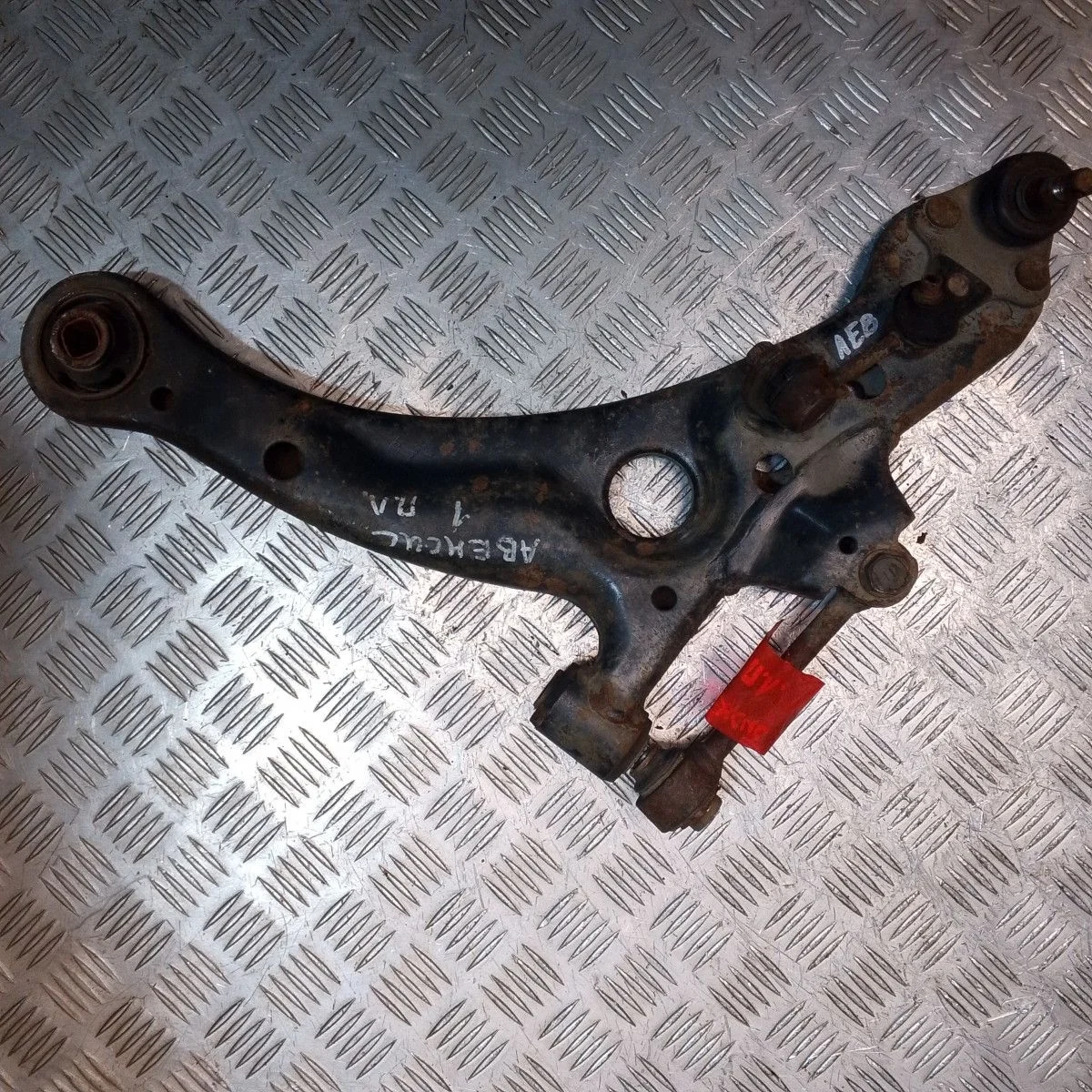 Рычаг передний левый Toyota Avensis I