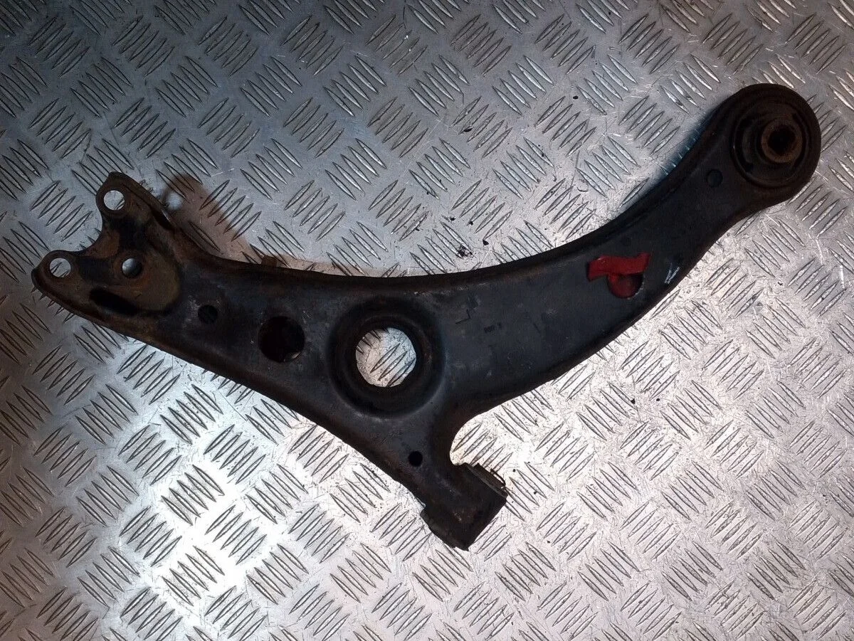 Рычаг передний левый Toyota Avensis I