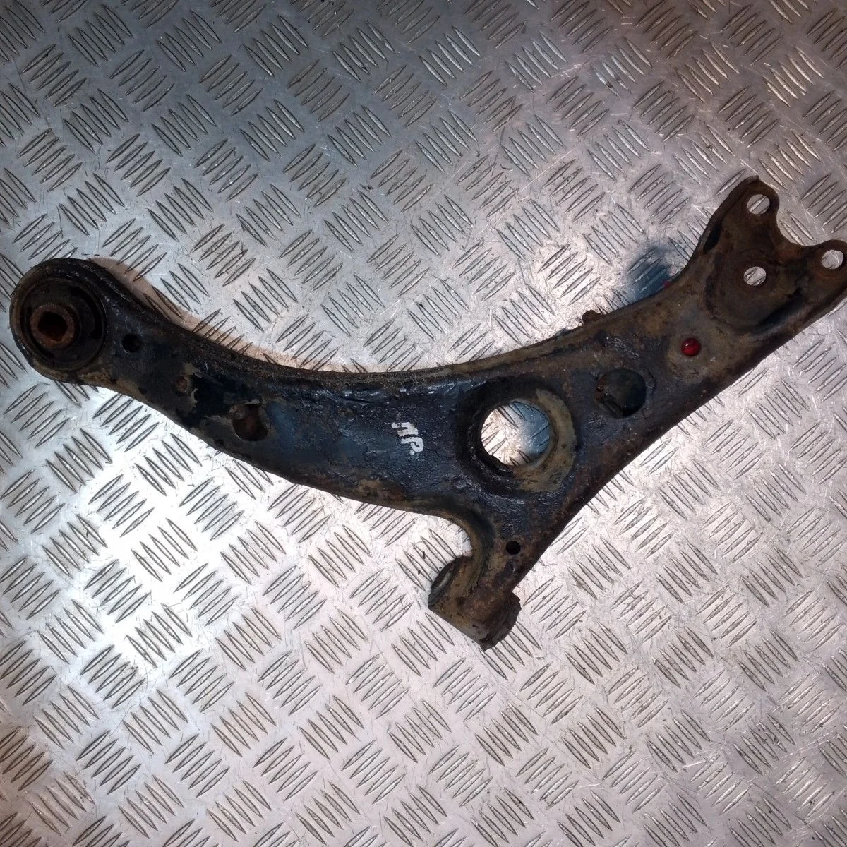 Рычаг передний правый Toyota Avensis I