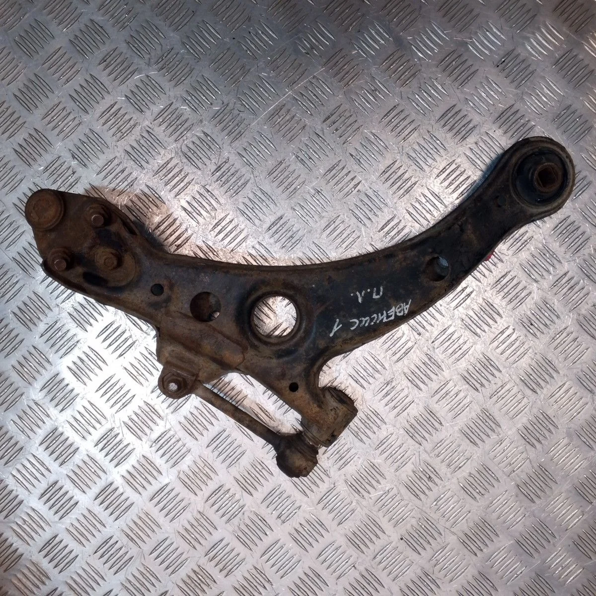 Рычаг передний левый Toyota Avensis I