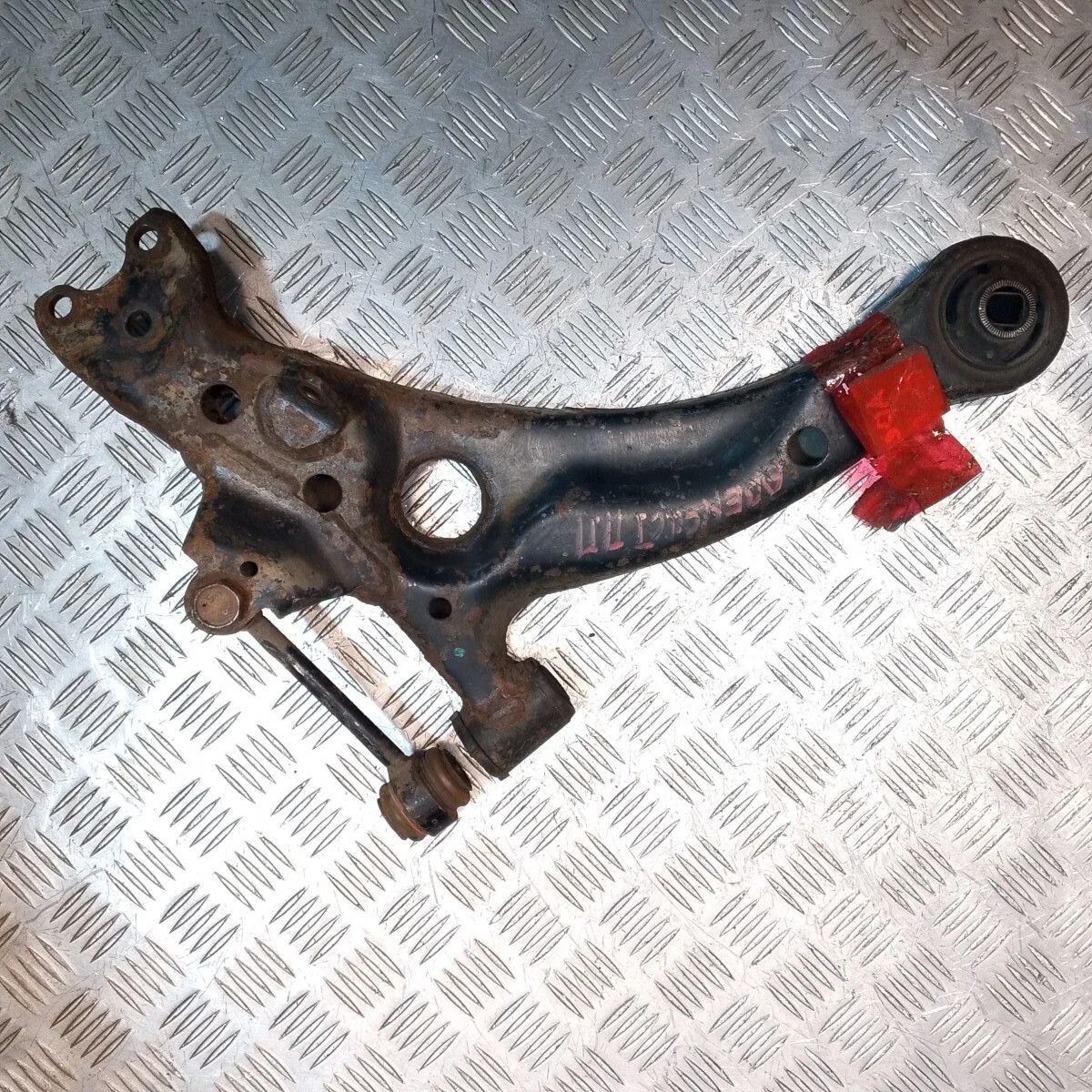 Рычаг передний правый Toyota Avensis I