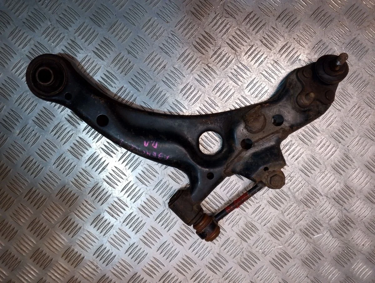 Рычаг передний левый Toyota Avensis I