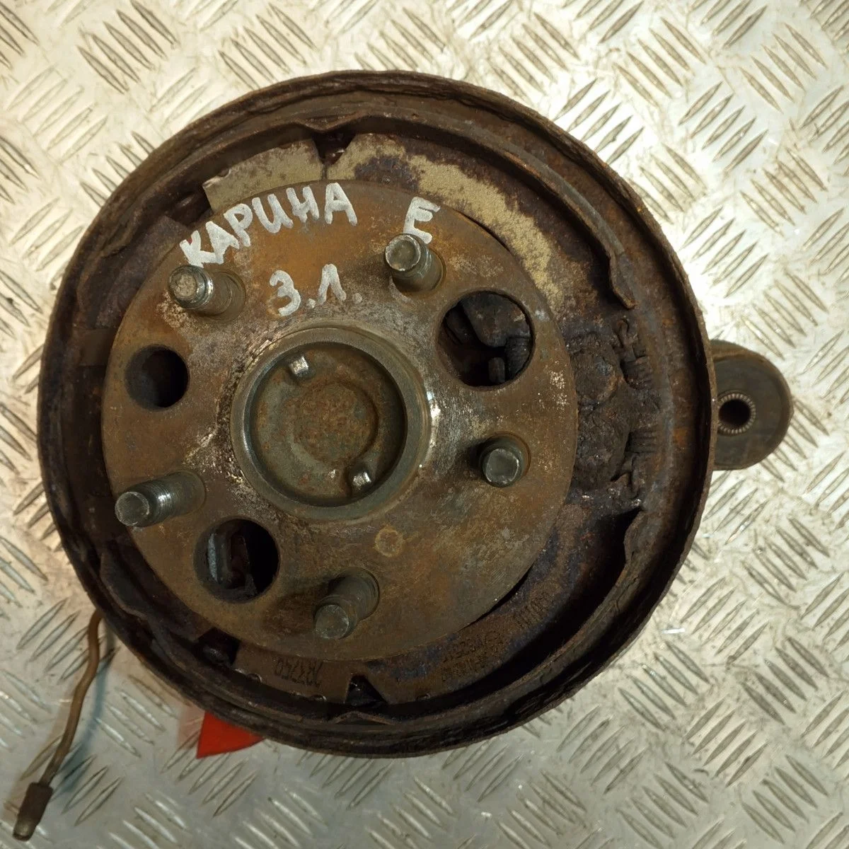 Кулак передний левый Toyota Carina