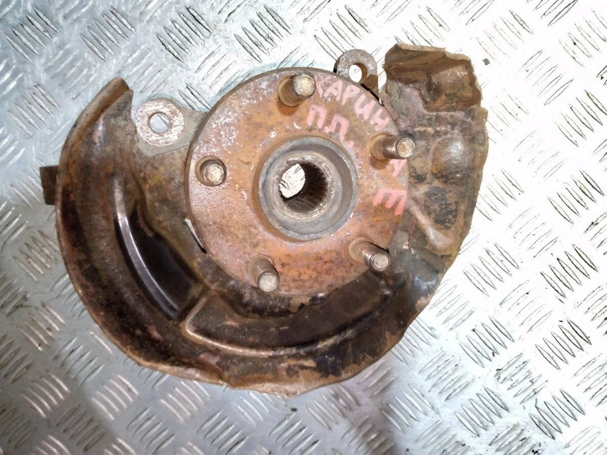 Кулак передний правый Toyota Carina ABS