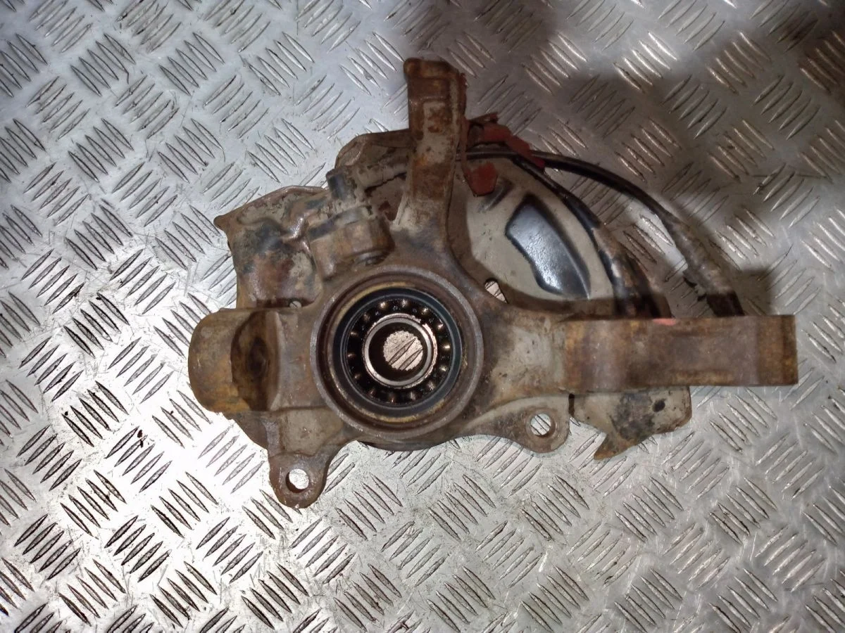 Кулак передний левый Toyota Carina ABS