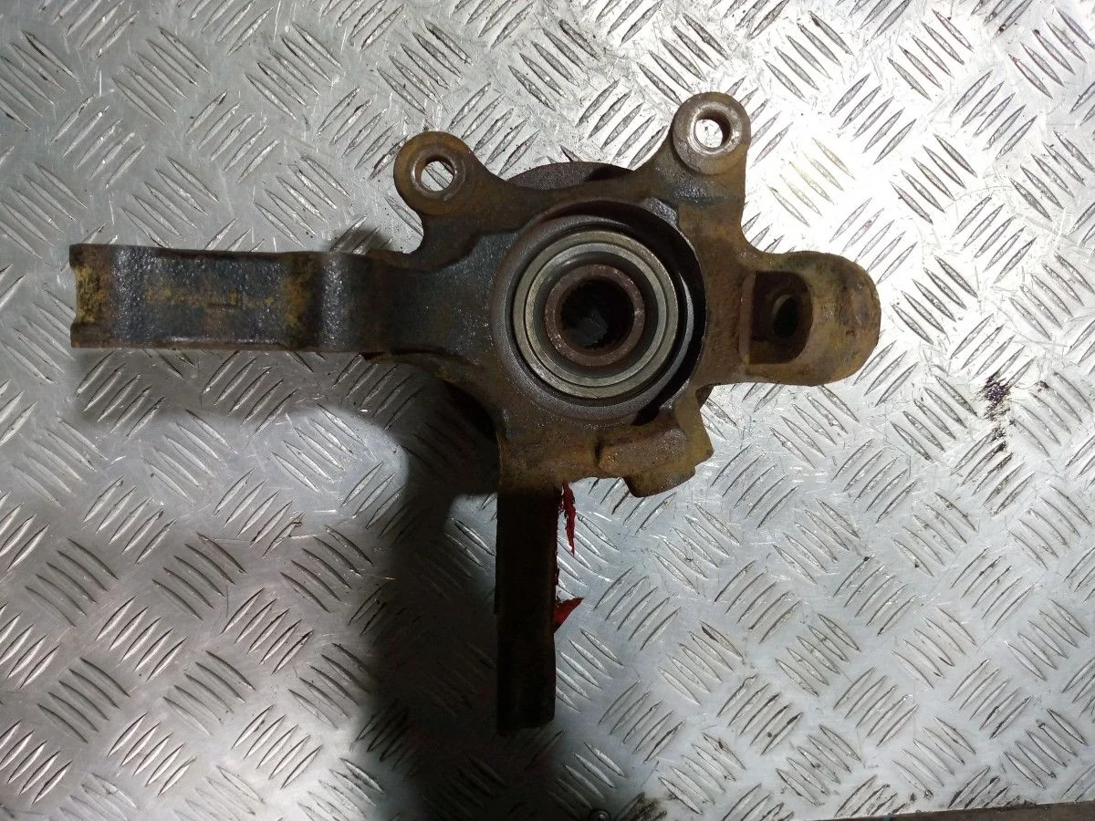 Кулак поворотный передний левый Nissan Almera N16