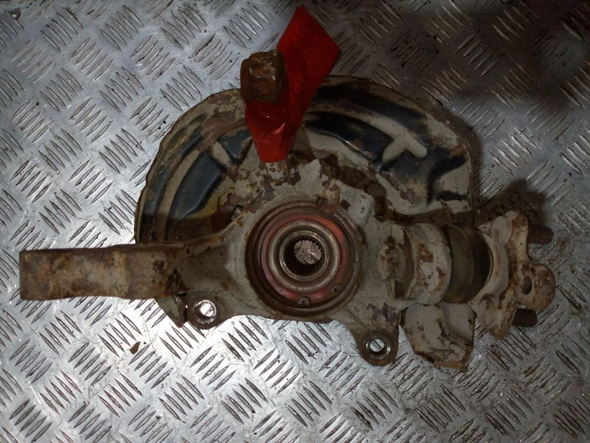 Кулак передний правый Toyota Avensis I ABS
