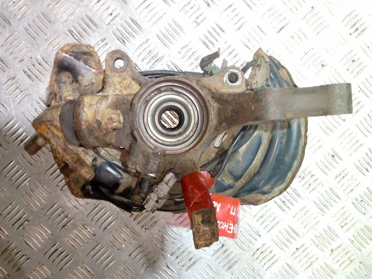 Кулак передний правый Toyota Avensis I ABS