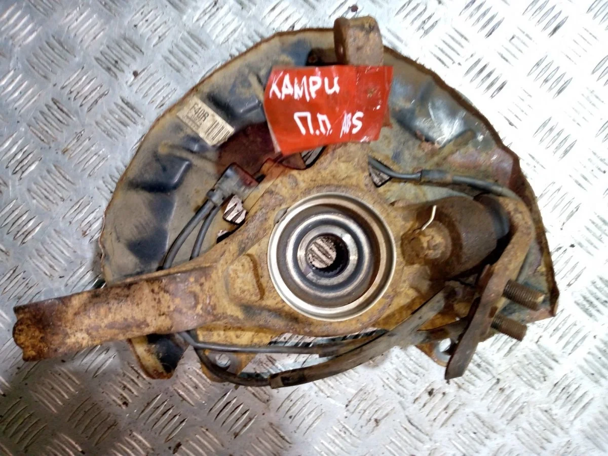 Кулак поворотный передний правый Toyota Camry 30