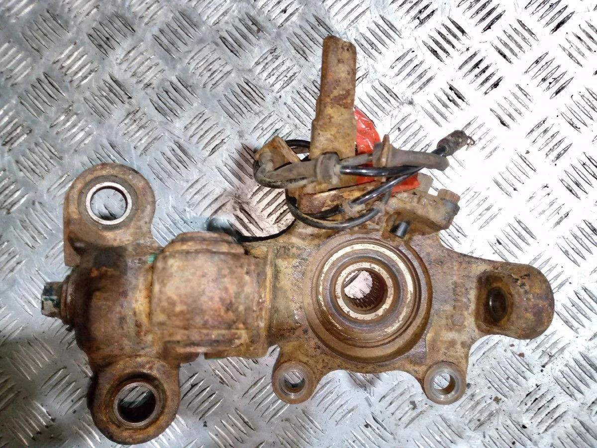 Nissan Primera Кулак поворотный