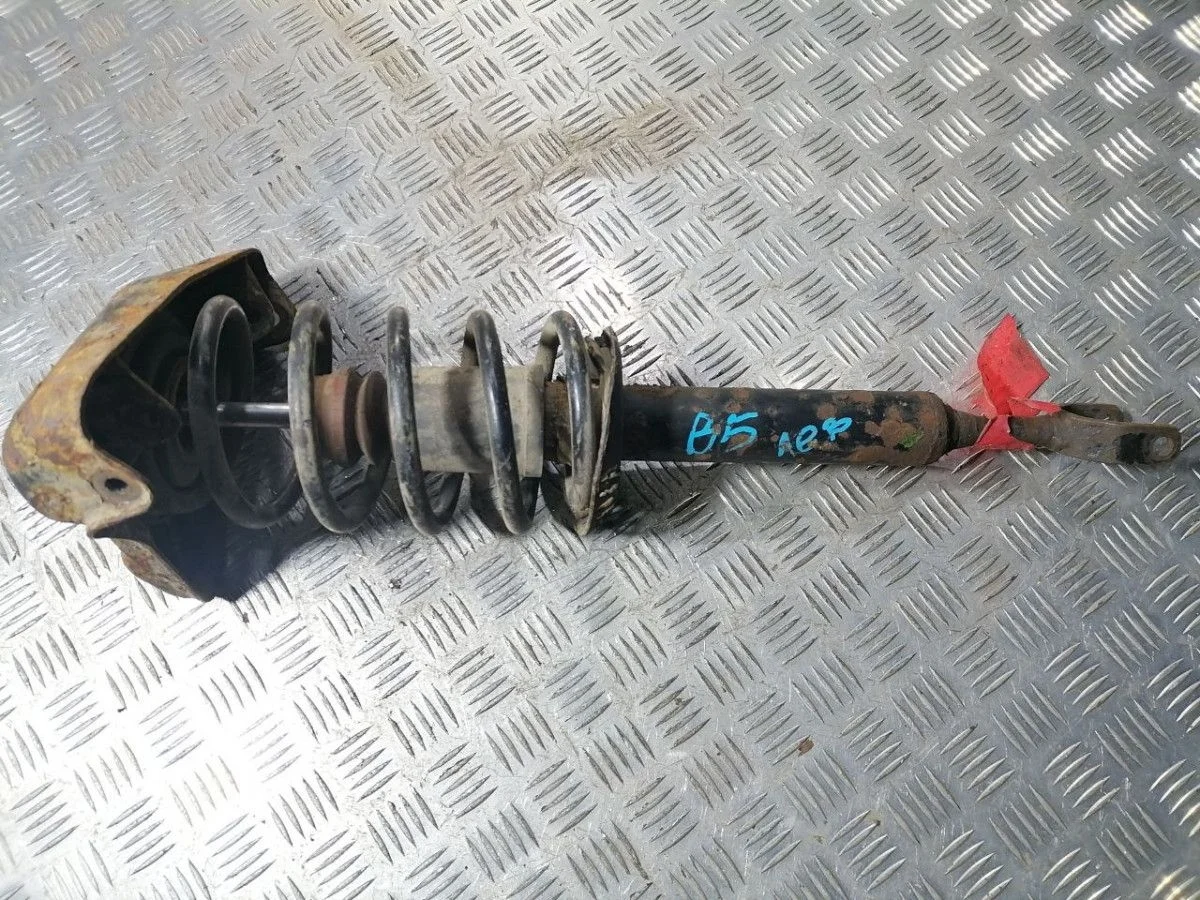 Стойка амортизатора передняя левая VW Passat B5