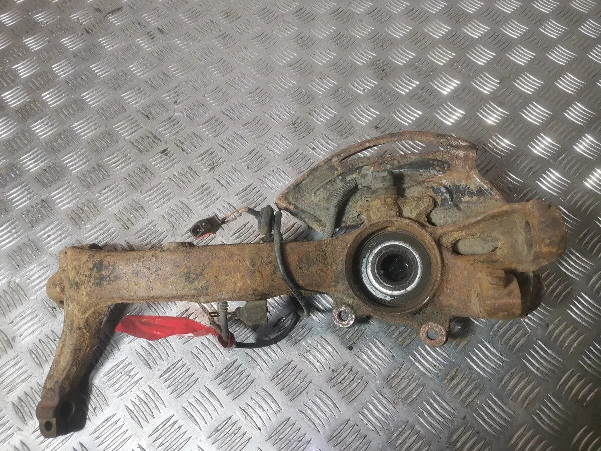 Кулак поворотный левый Volkswagen Passat B5