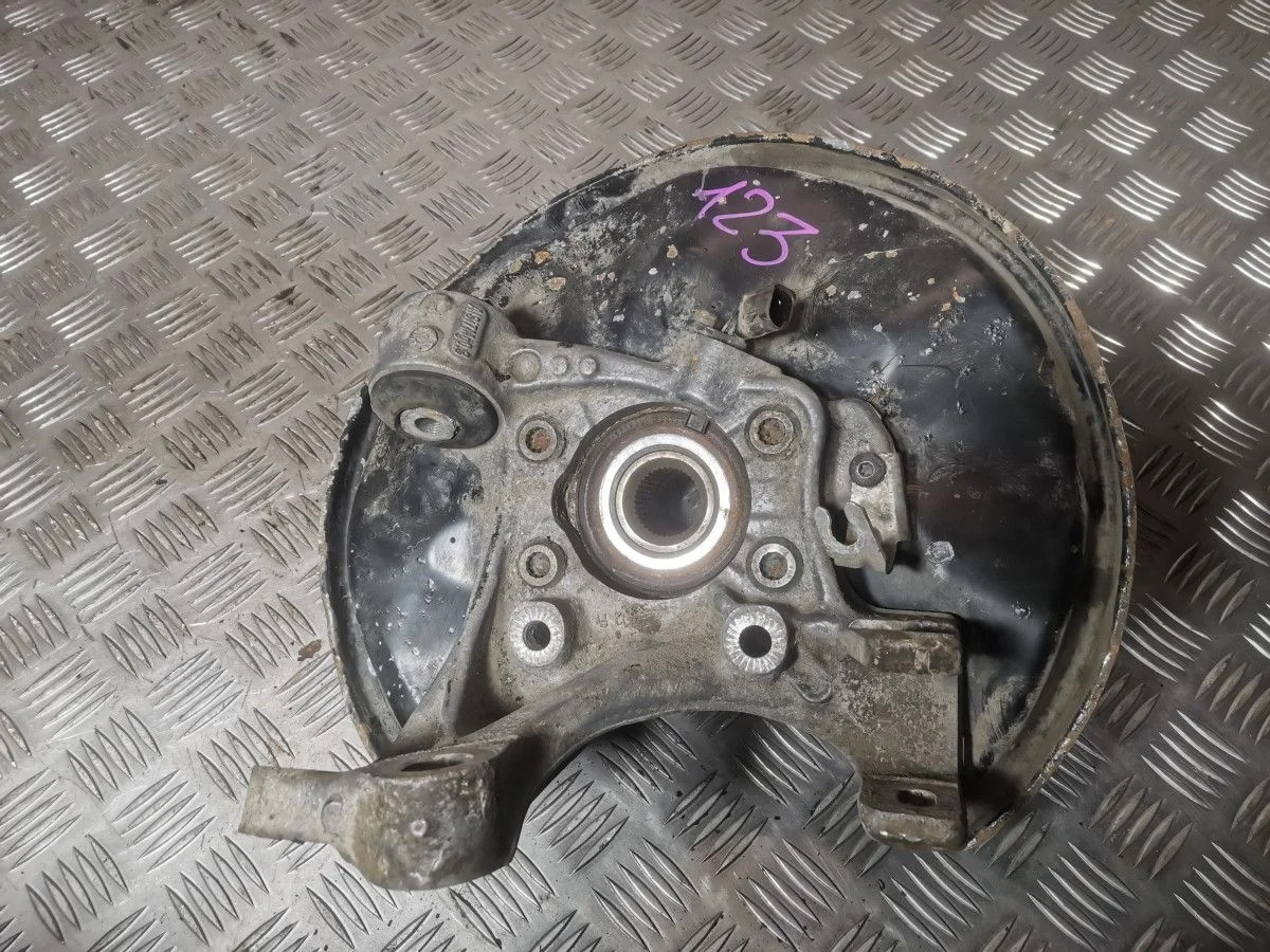 Кулак задний правый Audi A6 (C6)