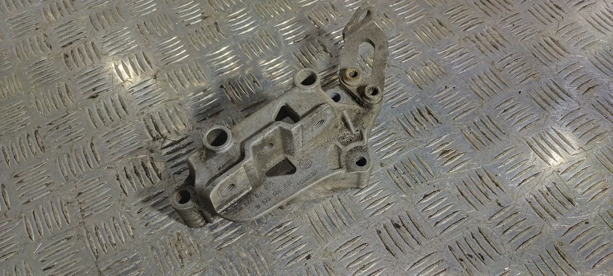 Кронштейн опоры двигателя Volkswagen Golf