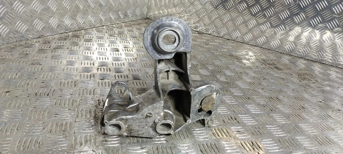 Кронштейн двигателя правый передний Audi A6 (C5)