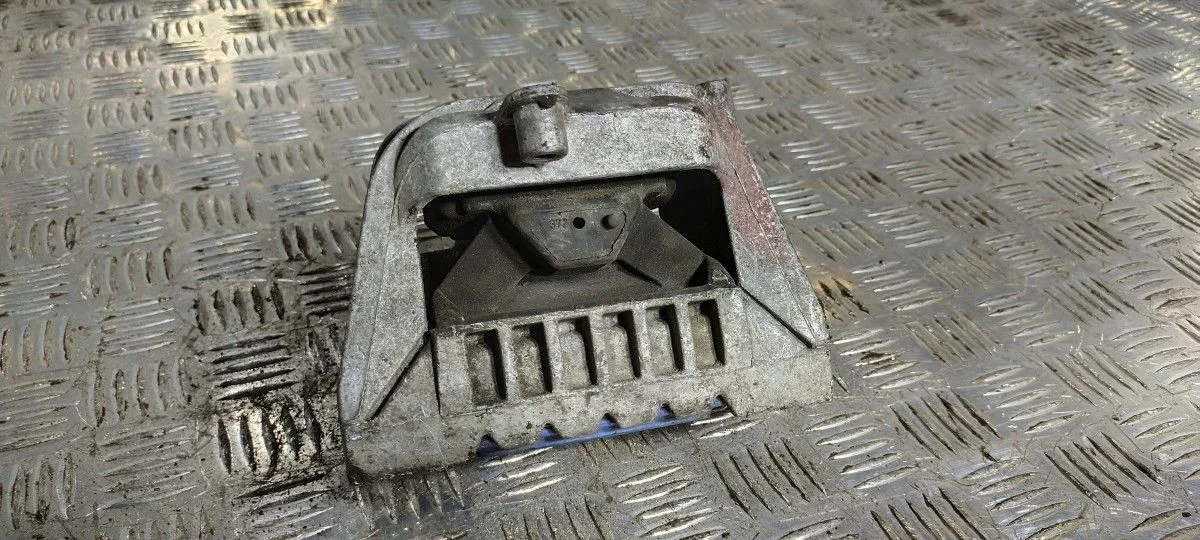 Подушка двигателя правая Volkswagen Passat B7