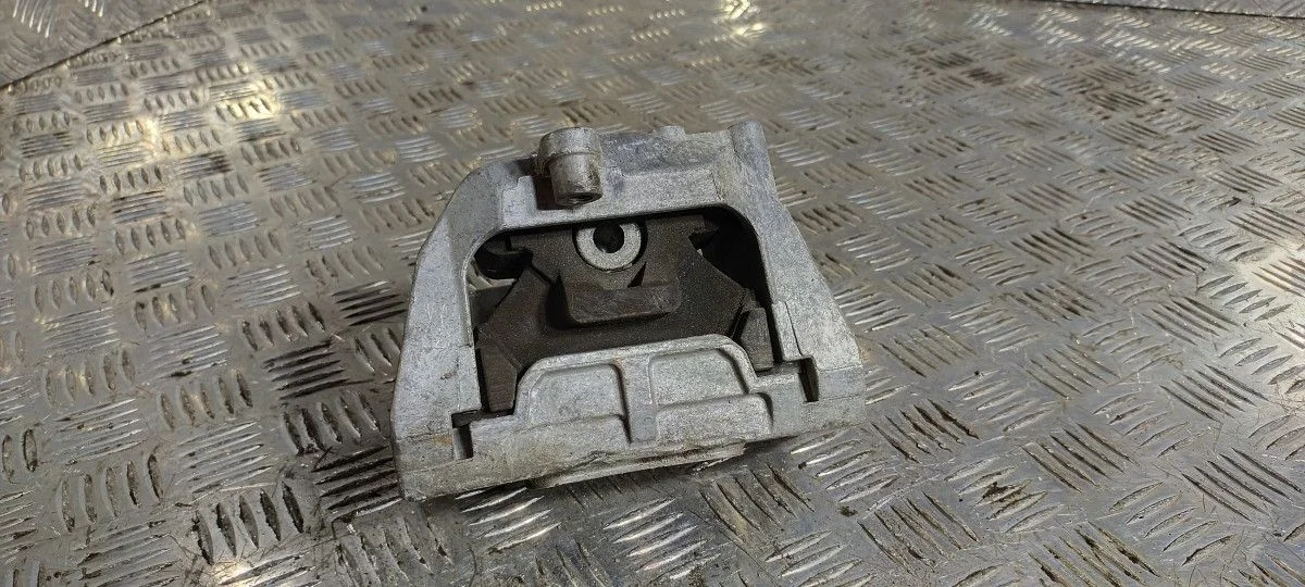 Подушка двигателя правая Volkswagen Passat B7