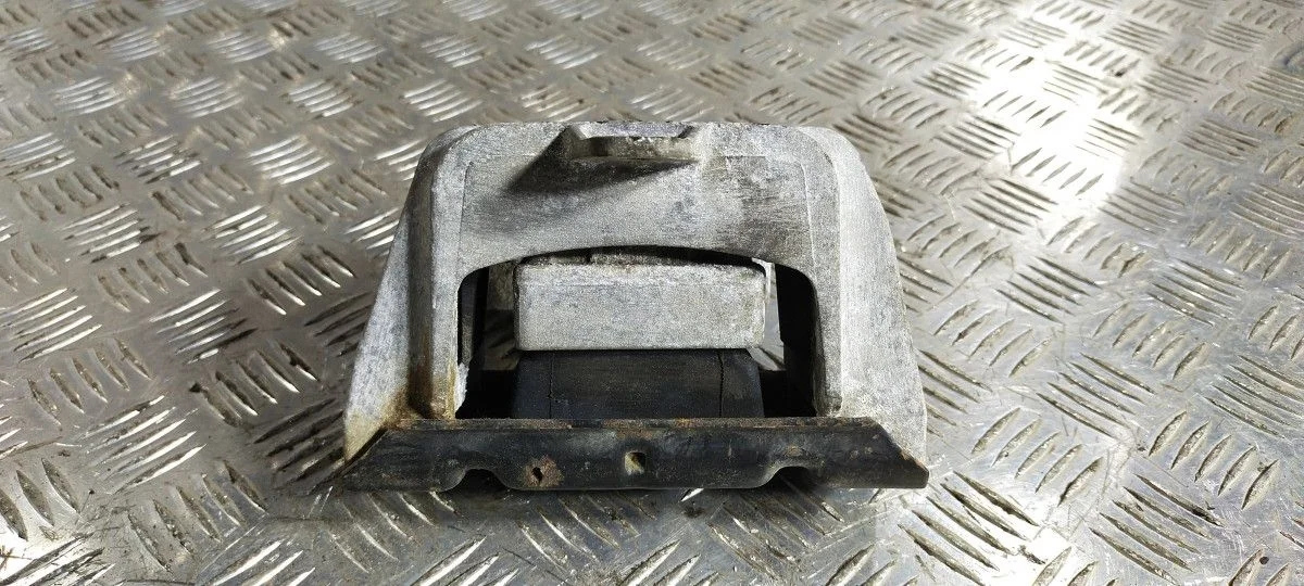 Подушка двигателя Volkswagen Golf