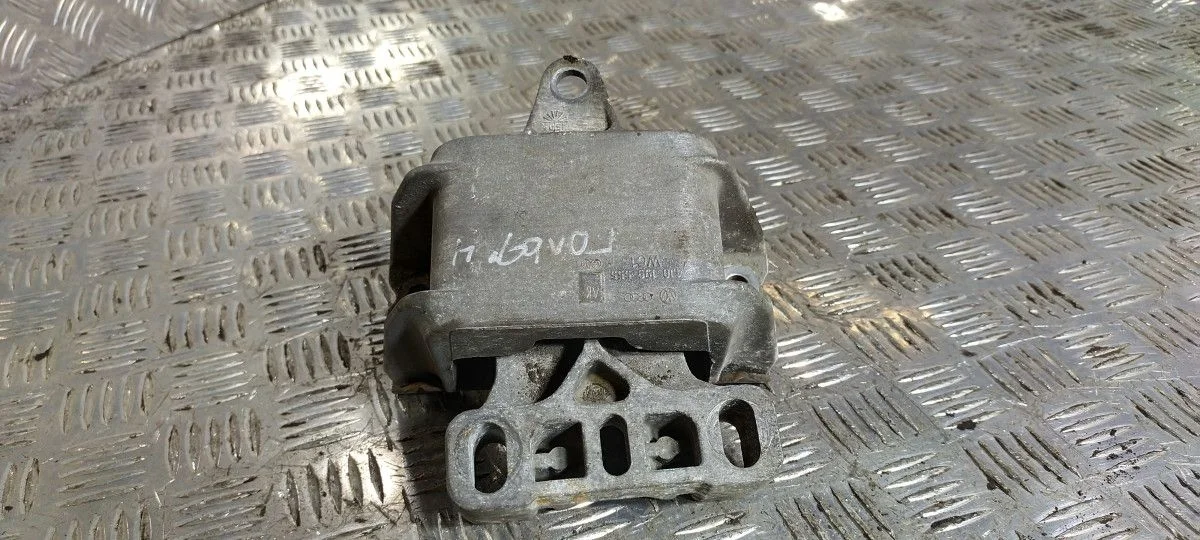 Подушка двигателя правая Volkswagen Golf