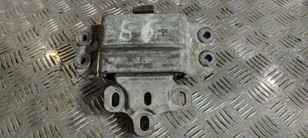 Подушка двигателя Volkswagen Passat B6