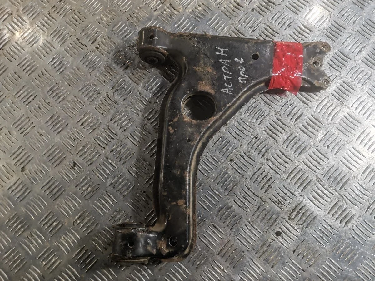 Передний правый рычаг Opel Astra H