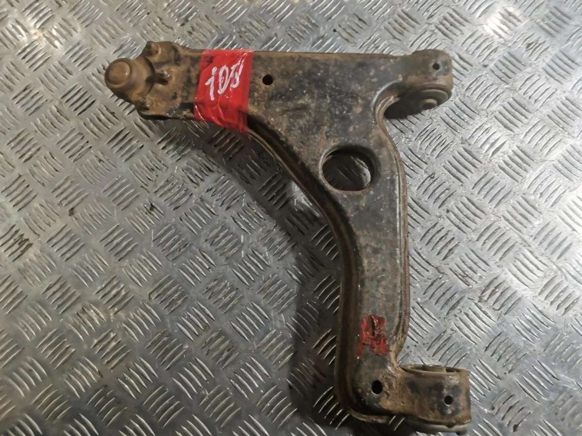 Передний правый рычаг Opel Zafira B