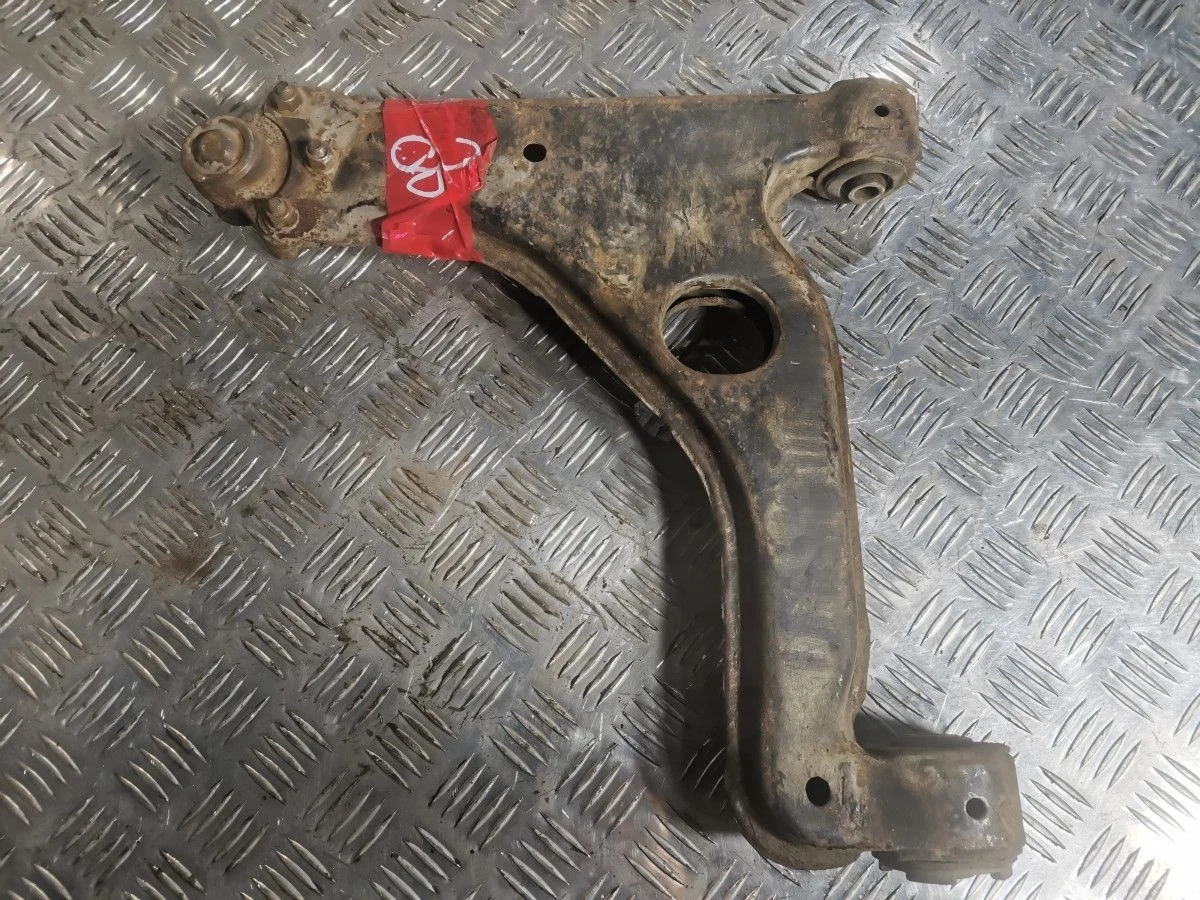 Передний правый рычаг Opel Astra H