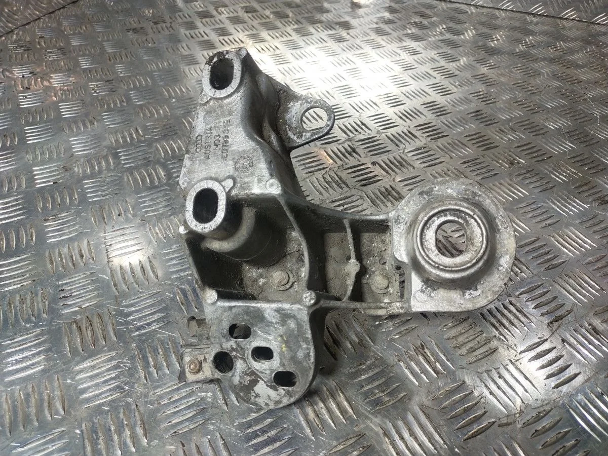 Кронштейн опоры двигателя Volkswagen Passat (B5) V