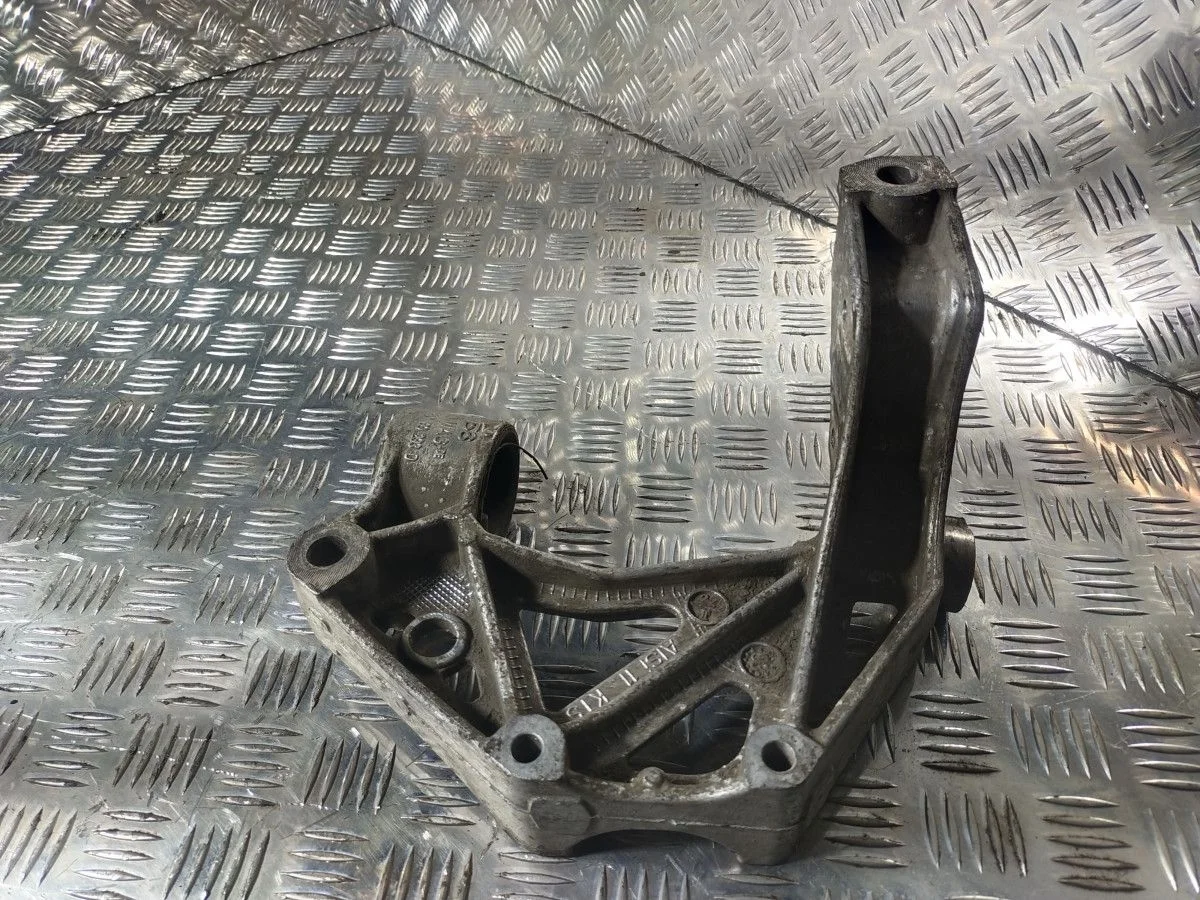 Кронштейн левый переднего рычага Skoda Fabia