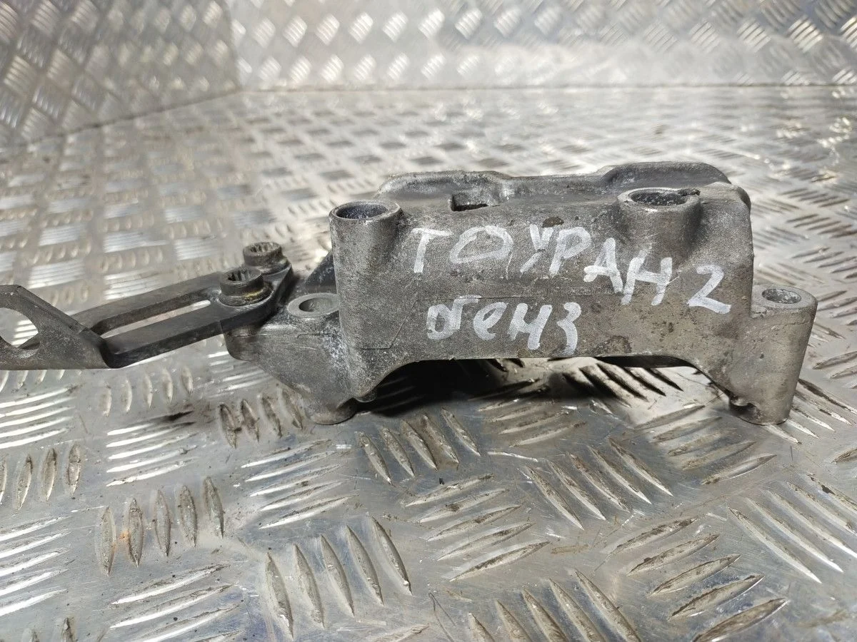 Кронштейн двигателя правый VW Touran