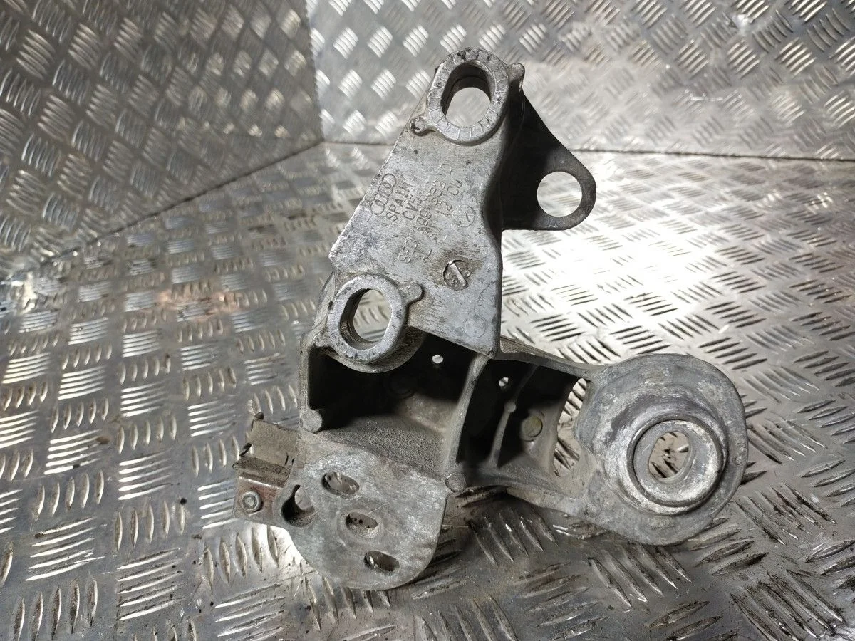 Кронштейн двигателя правый Volkswagen Passat