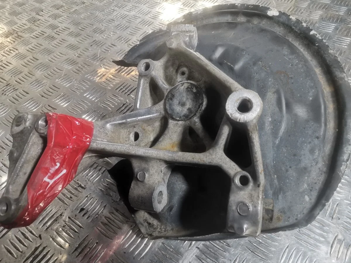 Кулак поворотный правый задний со ступицей Vw B7
