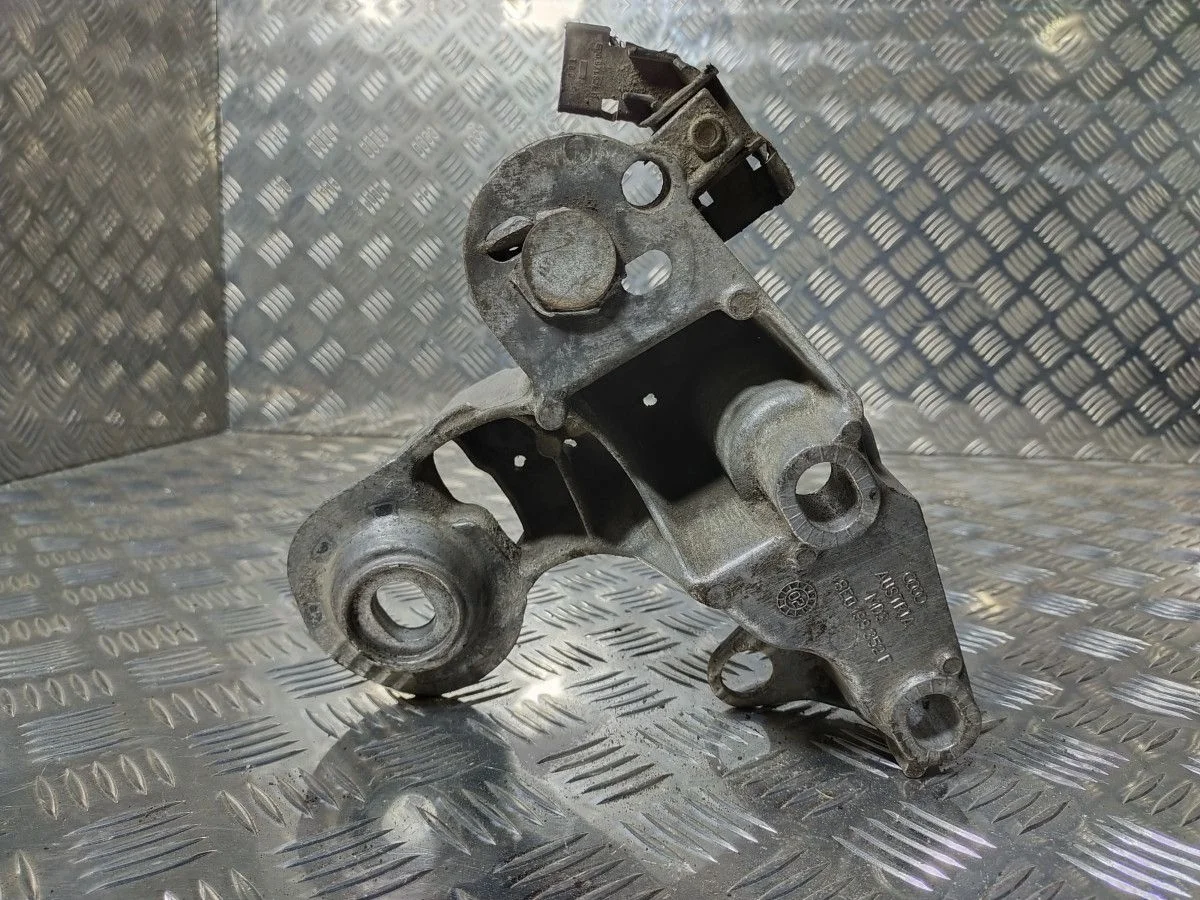 Кронштейн подушки двигателя пр. пер. Audi A4 B6