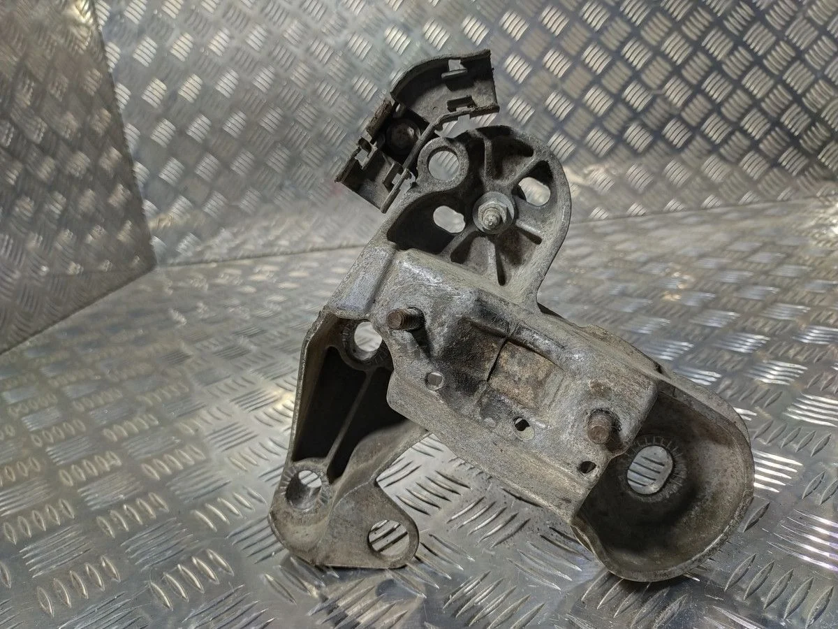 Подушка крепления двигателя правая Audi A4 (B7)