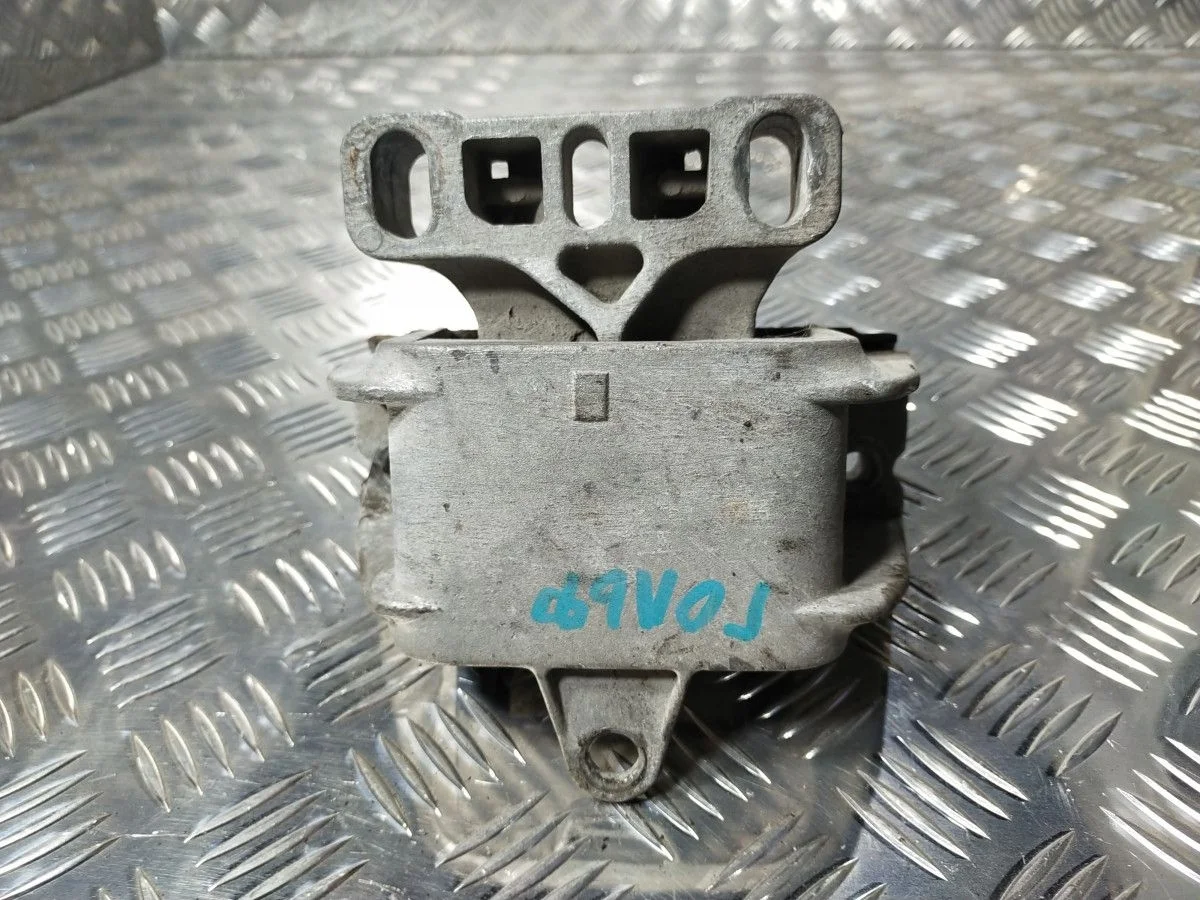 Подушка двигателя правая Volkswagen Golf