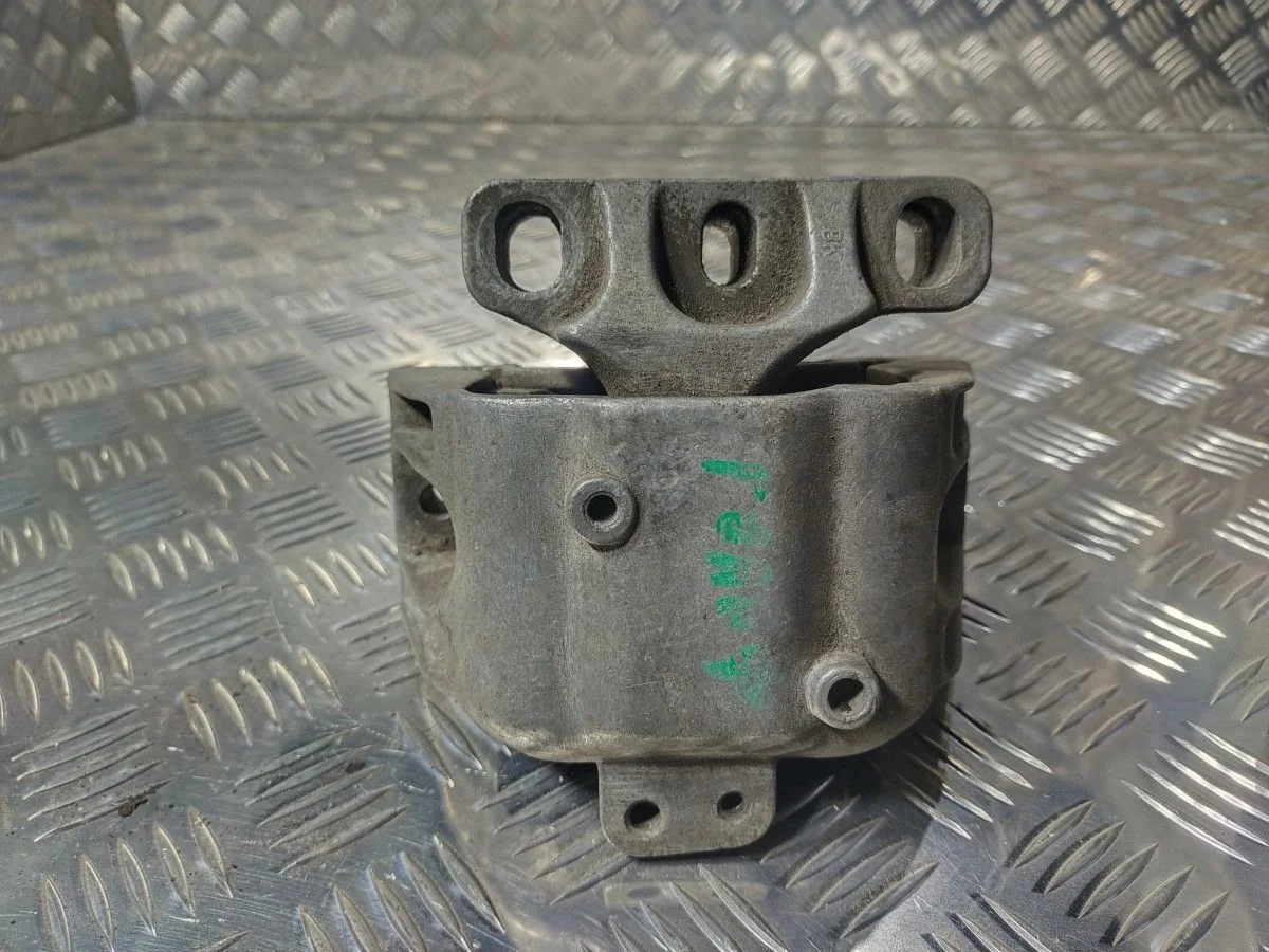 Подушка крепления двигателя правая Skoda Octavia