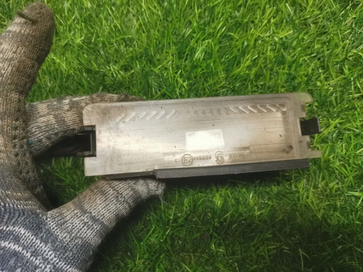 Фонарь подсветки номера Renault Logan