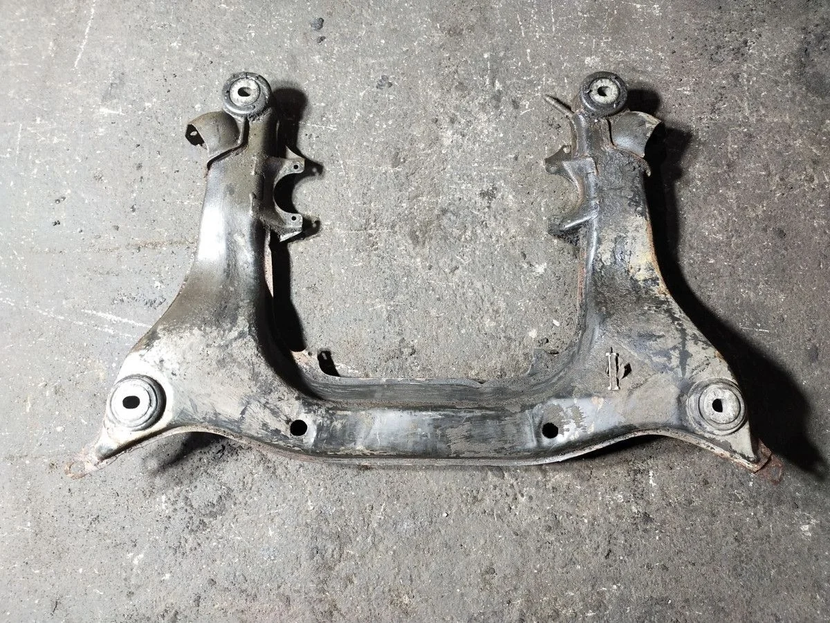 Подрамник передний Volkswagen Passat B5