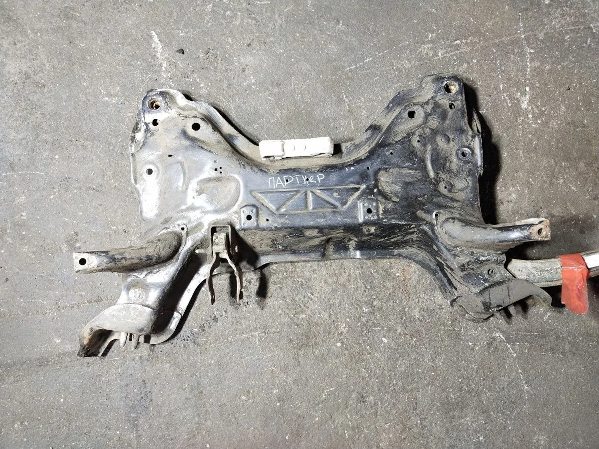 Подрамник Peugeot Partner