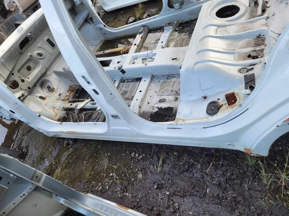 Порог левый со стойкой на Nissan Almera G15